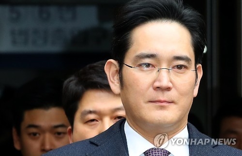 Lee Jae-yong, vice chairman of Samsung Electronics Co., leaves the Seoul Central District Court on Jan. 18, 2017, after attending a hearing to review the legality of his detention. The special prosecutor sought an arrest warrant for Lee, Samsung's de facto leader, on bribery charges in connection with the scandal that has led to President Park Geun-hye's impeachment. (Yonhap)