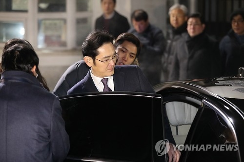 Lee Jae-yong, vice chairman of Samsung Electronics Co., gets into his car to leave the Seoul Detention Center south of Seoul on Jan. 19, 2017, after a local court rejected an arrest warrant sought for him. (Yonhap)