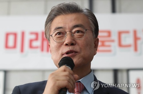 This photo, taken on Feb. 2, 2017, shows Moon Jae-in, a former leader of the main opposition Democratic Party, speaking during a meeting with university students in Jinju, 434 kilometers south of Seoul. (Yonhap)