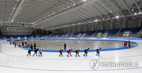 In this file photo taken on Jan. 31, 2017, speed skaters train at the Gangneung Oval in Gangneung, Gangwon Province. (Yonhap)