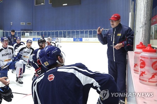 Jim Paek, head coach of the South Korean men's national hockey team, gives out orders during a practice at Goyang Eoulim Nuri Sports Center in Goyang, Gyeonggi Province, on Feb. 2, 2017. (Yonhap)