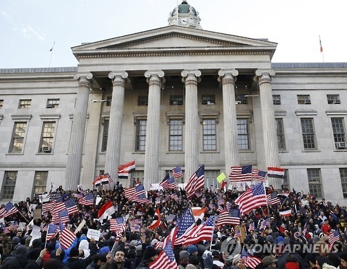 In this Associated Press photo, protesters gather outside Borough Hall in New York on Feb. 2, 2017, to denounce Trump's temporary immigration ban on seven Muslim-majority countries. (Yonhap)
