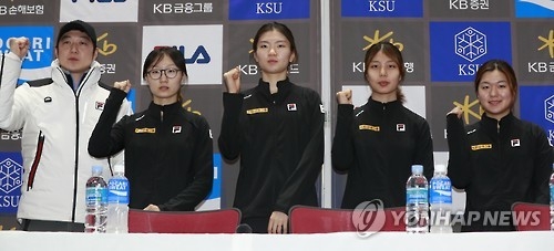 Members of the South Korean women's national short track speed skating team pose for pictures at the National Training Center in Seoul on Feb. 8, 2017. From left: coach Cho Jae-beom, skaters Choi Min-jeong, Shim Suk-hee, Kim Geon-hee and Kim Ji-yoo. (Yonhap)