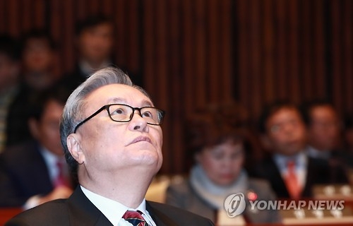 In Myung-jin, the interim leader of the ruling Saenuri Party, attends a meeting of party lawmakers at the National Assembly in Seoul on Feb. 8, 2017. (Yonhap)