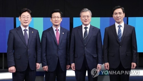 (From left to right) Seongnam Mayor Lee Jae-myung, Goyang Mayor Choi Sung, Moon Jae-in, former head of the Democratic Party, and South Chungcheong Gov. An Hee-jung pose for a photo ahead of a public debate in Seoul on March 17, 2017. (Yonhap)