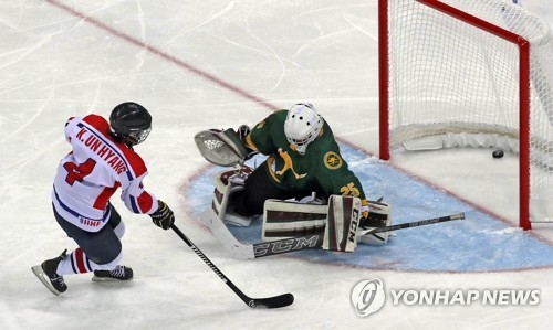 Kim Un-hyang of North Korea scores on Australian goalie Michelle Coonan at the International Ice Hockey Federation (IIHF) Women's World Championship Division II Group A at Gangneung Hockey Centre in Gangneung, Gangwon Province, on April 2, 2017. (Yonhap)