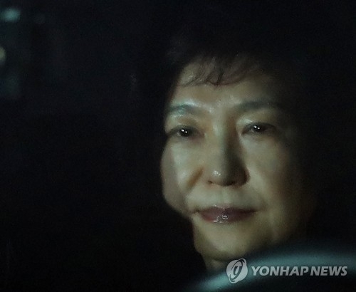 This photo shows former President Park Geun-hye being driven to a detention center south of Seoul on March 31, 2017, after a court issued a warrant for her arrest. (Yonhap)