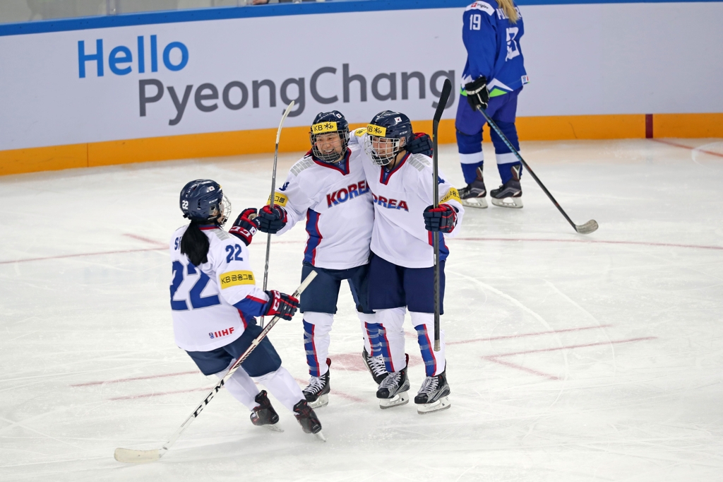In this photo provided by Hockey Photo, South Korean forward Danelle Im (C) celebrates her goal against Slovenia with teammates Jung Si-yun (L) and Randi Griffin at the International Ice Hockey Federation (IIHF) Women's World Championship Division II Group A at Kwandong Hockey Centre in Gangneung, Gangwon Province, on April 2, 2017. (Yonhap)