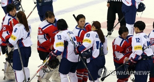 Players of South Korea (in white) and North Korea shake hands after their game at the International Ice Hockey Federation (IIHF) Women's World Championship Division II Group A at Gangneung Hockey Centre in Gangneung, Gangwon Province, on April 6, 2017. (Yonhap)