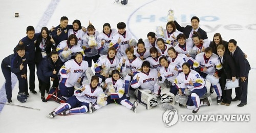 South Korean players pose for photos after winning the International Ice Hockey Federation Women's World Championship Division II Group A at Kwandong Hockey Centre in Gangneung, Gangwon Province, on April 8, 2017. (Yonhap)