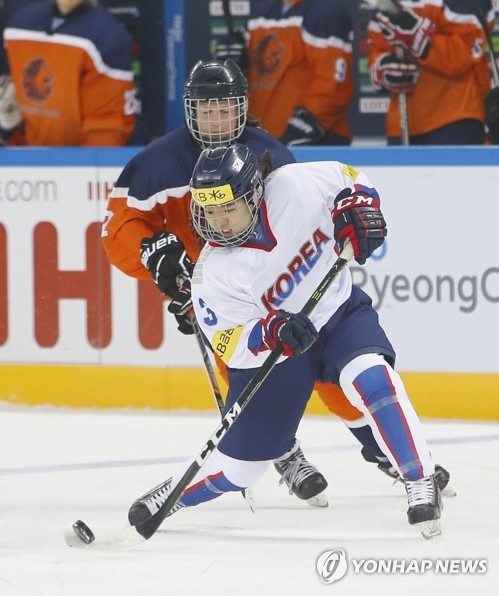 South Korean defenseman Eom Su-yeon fires a shot against the Netherlands in their teams' game at the International Ice Hockey Federation (IIHF) Women's World Championship Division II Group A at Kwandong Hockey Centre in Gangneung, Gangwon Province, on April 8, 2017. (Yonhap)