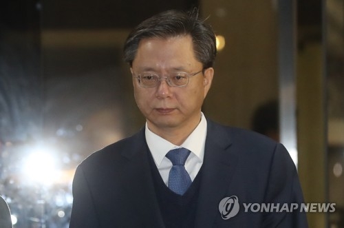 Woo Byung-woo, former senior presidential secretary for civil affairs, leaves the Seoul Central District Prosecutors' Office on April 12, 2017, after a local court refused to issue a warrant to arrest him over a string of corruption allegations on the same day. (Yonhap) 