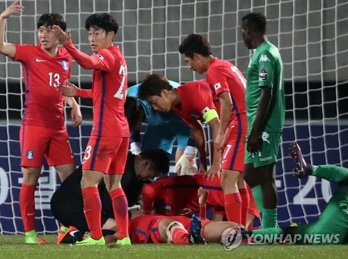 In this file photo taken on March 27, 2017, South Korean national U-20 football team players try to save Jeong Tae-wook after he fell to the ground unconscious during the match against Zambia in Cheonan, South Chungcheong Province, at a FIFA U-20 World Cup test event. (Yonhap)