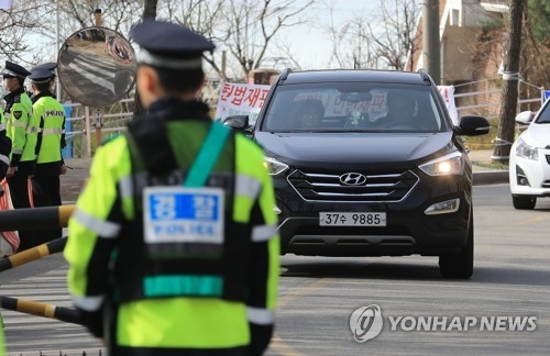A vehicle carrying prosecutors arrives at a detention center south of Seoul on April 12, 2017, to grill former President Park Geun-hye over her corruption allegations for a fifth time. (Yonhap) 