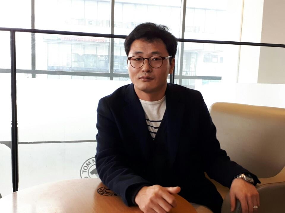 (Yonhap Interview) N.K. defector-painter speaks of tough life in two Koreas, wound healing