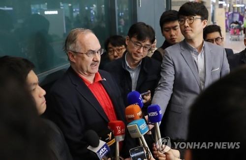 South Korea men's national football team head coach Uli Stielike speaks to reporters at Incheon International Airport in Incheon on April 13, 2017. (Yonhap)
