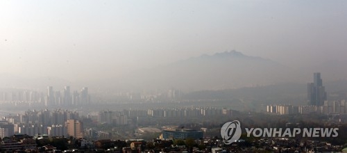 Downtown Seoul looks hazy with mist and fine dust on April 16, 2017. (Yonhap)