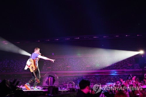 This image provided by Hyundai Card shows Chris Martin, frontman of British rock band Coldplay, singing in front of a massive crowd at Jamsil Stadium in Seoul on April 15, 2017. (Yonhap)