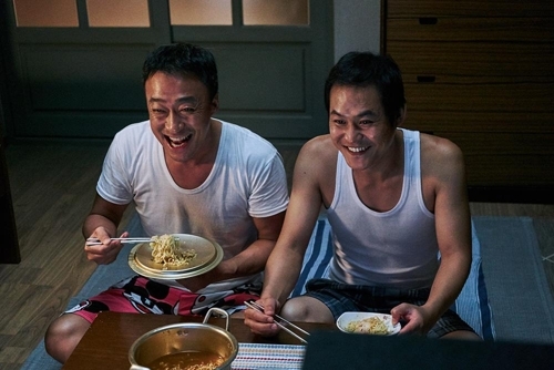This still cut from Lotte Entertainment shows Lee Sung-min (L) and Kim Sung-kyun in "The Sheriff in Town." (Yonhap)