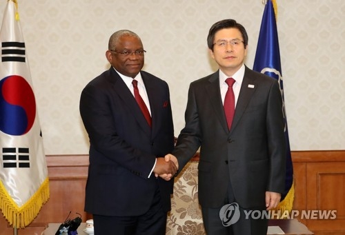 South Korea's Acting President and Prime Minister Hwang Kyo-ahn (R) shakes hands with Angola's Foreign Minister Georges Rebelo Chikoti at his office in Seoul on April 18, 2017. (Yonhap)