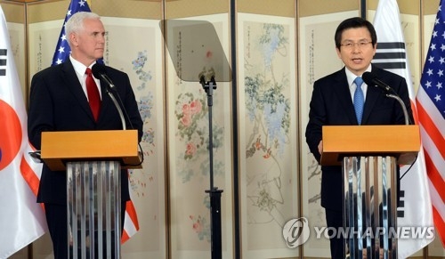 This photo taken on April 17, 2017, shows South Korean Acting President Hwang Kyo-ahn (R) and U.S. Vice President Mike Pence (L) reading a joint statement after their talks. (Yonhap)