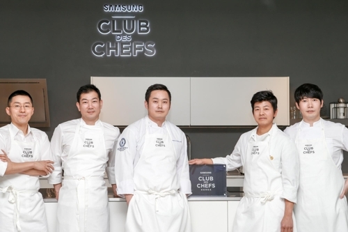 From left are chefs Kang Min-goo, Lim Ki-hak,Kwon Hyung-jun, Yim Jung-sik and Lee Chung-hoo. (Yonhap)