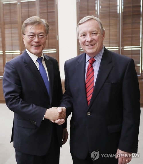 This photo taken on May 31, 2017 shows South Korean President Moon Jae-in (L) shaking hands with U.S. Senator Dick Durbin at Cheong Wa Dea in Seoul. (Yonhap) 