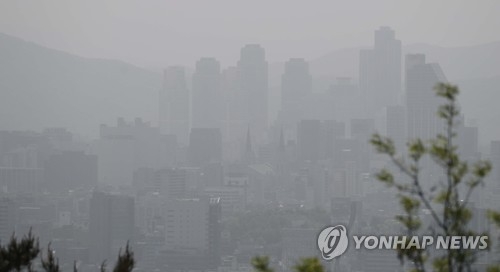 This photo taken on May 7, 2017, shows downtown Seoul blanketed in thick haze as South Korea remains gripped by the season's worst fine dust. (Yonhap)