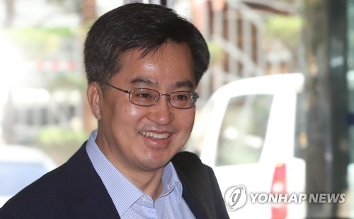 Finance Minister nominee Kim Dong-yeon arrives at a Seoul office on June 5, 2017. (Yonhap)