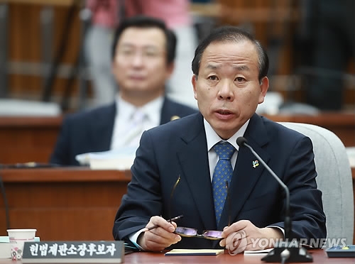 Constitutional Court Chief nominee Kim Yi-su speaks during a parliamentary confirmation hearing at the National Assembly on June 7, 2017. (Yonhap)