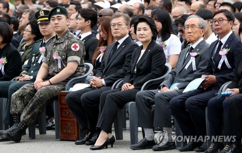 Wounded soldiers and veterans are seated beside President Moon Jae-in (C) and first lady Kim Jung-sook during a Memorial Day ceremony at the Seoul National Cemetery on June 6, 2017. (Yonhap)