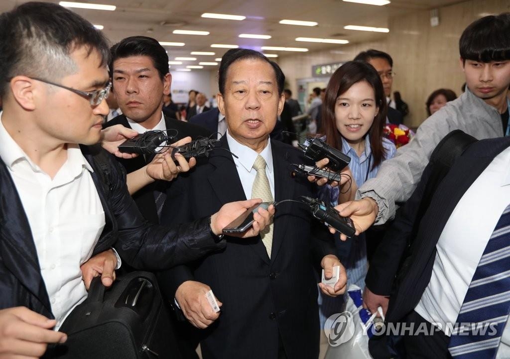 Toshihiro Nikai, secretary-general of the ruling Liberal Democratic Party, is surrounded by reporters at Gimpo Airport, outside Seoul, on June 10, 2017. (Yonhap)