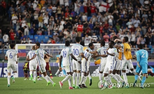 England's under-20 national football team players celebrate after beating Venezuela 1-0 in the FIFA U-20 World Cup final at Suwon World Cup Stadium in Suwon, some 45 kilometers south of Seoul, on June 11, 2017. (Yonhap)