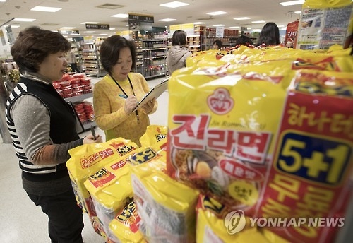 In this file photo taken on Jan. 6, 2017, activists check the price of food products at a local supermarket in Seoul. (Yonhap) 