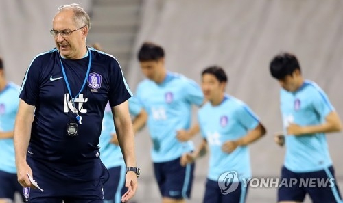 South Korea's national football team head coach Uli Stielike gives direction to his players during training at Grand Hamad Stadium in Doha on June 11, 2017, two days ahead of their FIFA World Cup qualifying match against Qatar. (Yonhap)