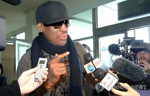 This photo unveiled by North Korea's state news agency on March 1, 2013, shows NBA Hall of Famer Dennis Rodman surrounded by reporters at an airport in Pyongyang. (For Use Only in the Republic of Korea. No Redistribution) (Yonhap) 
