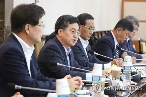 South Korea's Finance Minister Kim Dong-yeo (2nd from L) speaks at a policy meeting in Seoul on June 13, 2017. (Yonhap)