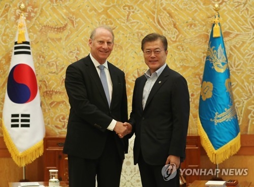 South Korean President Moon Jae-in (R) shakes hands with Richard Haass, president of U.S. think tank Council on Foreign Relations, in a meeting at the presidential office Cheong Wa Dae on June 21, 2017. (Yonhap)