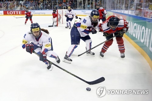 In this file photo, taken on April 7, 2017, South Korean forward Park Jong-ah (L) controls the puck in a game against North Korea at the International Ice Hockey Federation Women's World Championship Division II Group A tournament at Gangneung Ice Arena in Gangneung, Gangwon Province. (Yonhap)