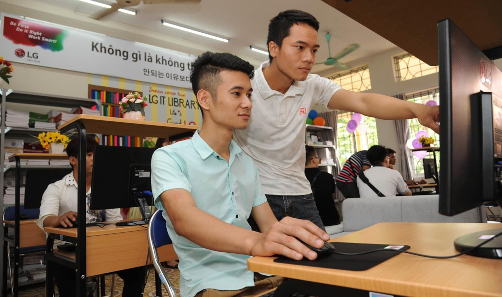 LG Electronics building libraries for Vietnamese vocational schools - 1