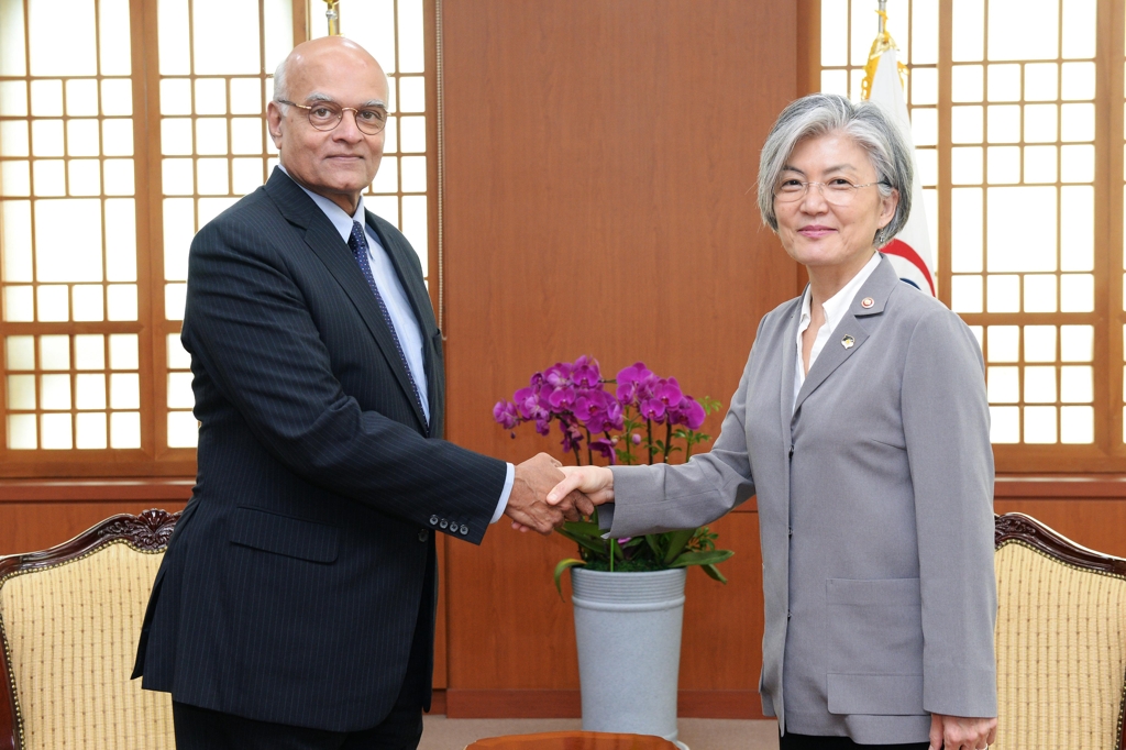 Foreign Minister Kang Kyung-wha shakes hands with Shivshankar Menon, former Indian national security adviser, during their meeting in Seoul on July 4, 2017. (photo courtesy of the Ministry of Foreign Affairs) 