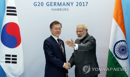 South Korean President Moon Jae-in (L) and Indian Prime Minister Narendra Modi shake hands before the start of their bilateral summit in Hamburg, Germany, on July 8, 2017. (Yonhap)