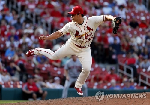 In this Associated Press photo, St. Louis Cardinals relief pitcher Oh Seung-hwan throws during the ninth inning against the New York Mets on July 8, 2017, at Busch Stadium in St. Louis. (Yonhap)