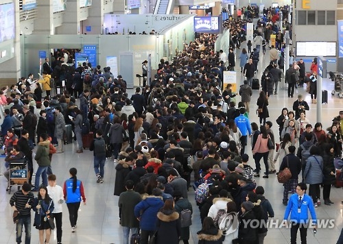 This file photo taken on Jan. 27, 2017, shows the departure lounge of Incheon International Airport, west of Seoul, packed with tourists on Lunar New Year's holiday. (Yonhap)