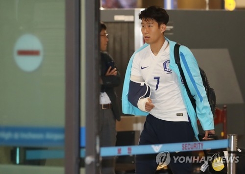 In this file photo taken on June 14, 2017, South Korean footballer Son Heung-min leaves Incheon International Airport with a cast on his right arm. (Yonhap)