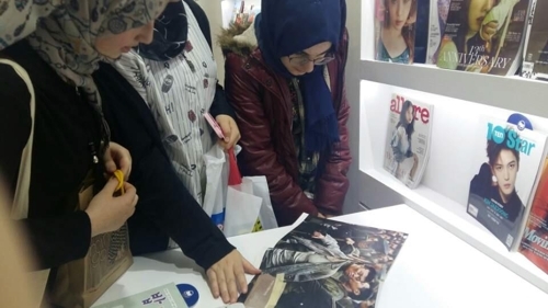 Turkish students look at a Korean entertainment magazine featuring internationally popular Korean stars at the 36th International Istanbul Book Fair in Istanbul on Nov. 4, 2017. (Yonhap)