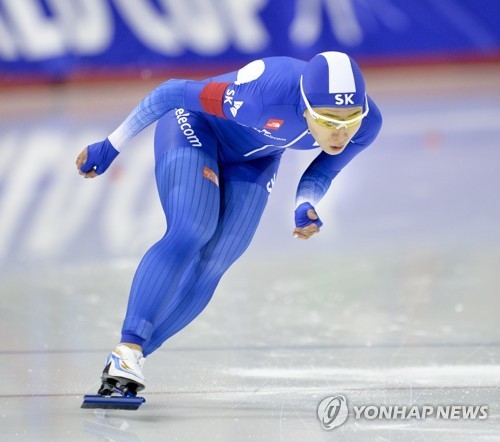 In this EPA photo, Lee Sang-hwa of South Korea skates in the ladies' 500 meters at the International Skating Union (ISU) World Cup Speed Skating in Calgary, Canada, on Dec. 3, 2017. (Yonhap)