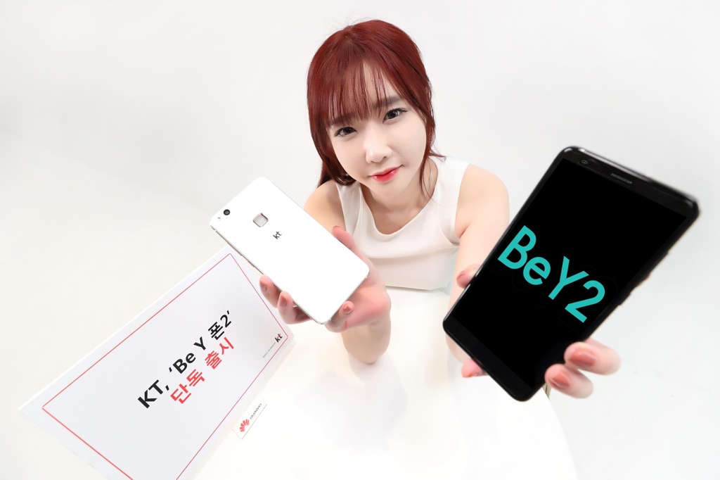 A model poses with Huawei's P10 Lite smartphone, branded locally as the Be Y Phone 2, in this photo released by KT Corp. on Dec. 4, 2017. (Yonhap)