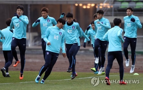 In this file photo taken Nov. 29, 2017, South Korea national football team players train at Ulsan Stadium in Ulsan. (Yonhap)