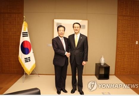 South Korean Ambassador to Japan Lee Su-hoon (R) poses for a photo with Natsuo Yamaguchi, leader of Japan's Komeito party, during their meeting at the South Korean Embassy in Tokyo on Dec. 7, 2017, in this photo released by the embassy. (Yonhap)